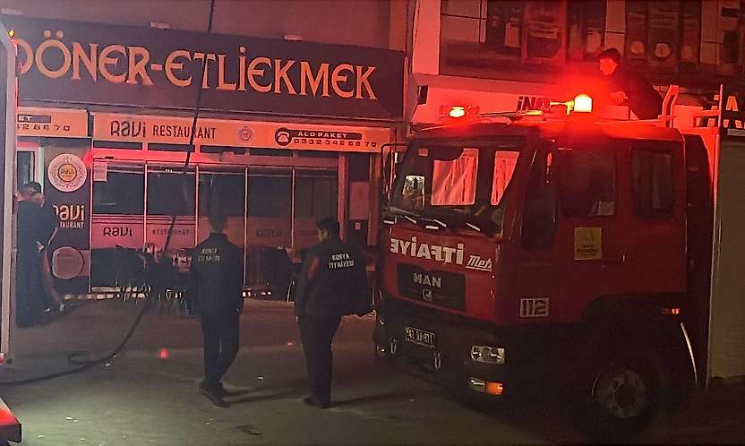 Konya'da etliekmekci bacasında çıkan yanğın panikletti