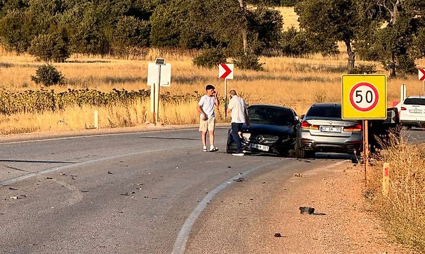 Konya'da feci kaza! 3 otomobil birbirine girdi