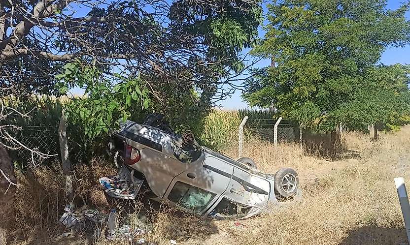 Konya'da feci kaza! Şarampole devrilen otomobilde 2 kardeş yaralandı