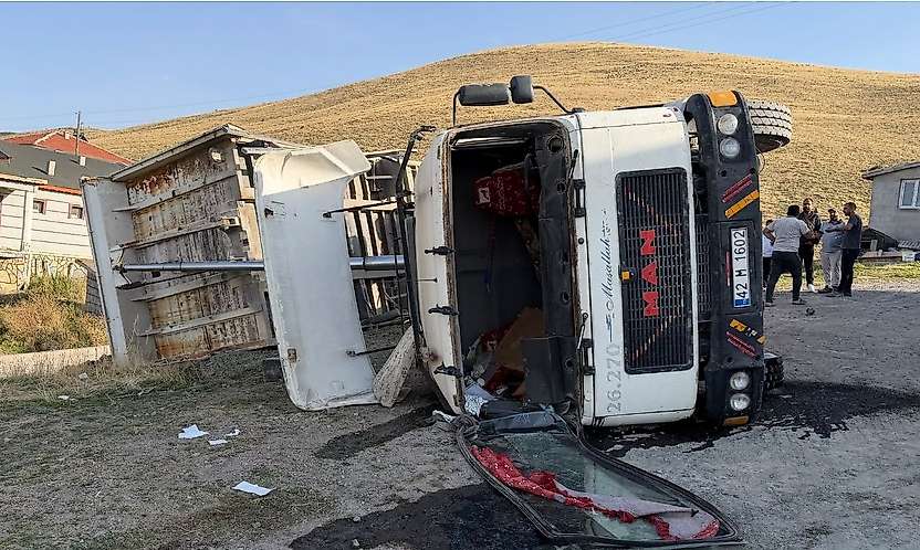 Konya'da hafriyat yüklü tır devrildi