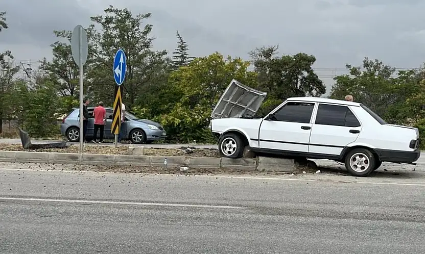 Konya'da iki otomobil kavşakta birbirine girdi