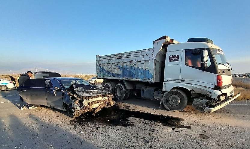 Konya'da kamyon otomobille çarpıştı