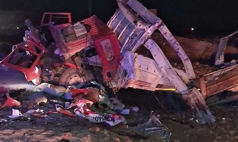 Konya'da kamyon şarampole devrildi: Sürücü hayatını kaybetti