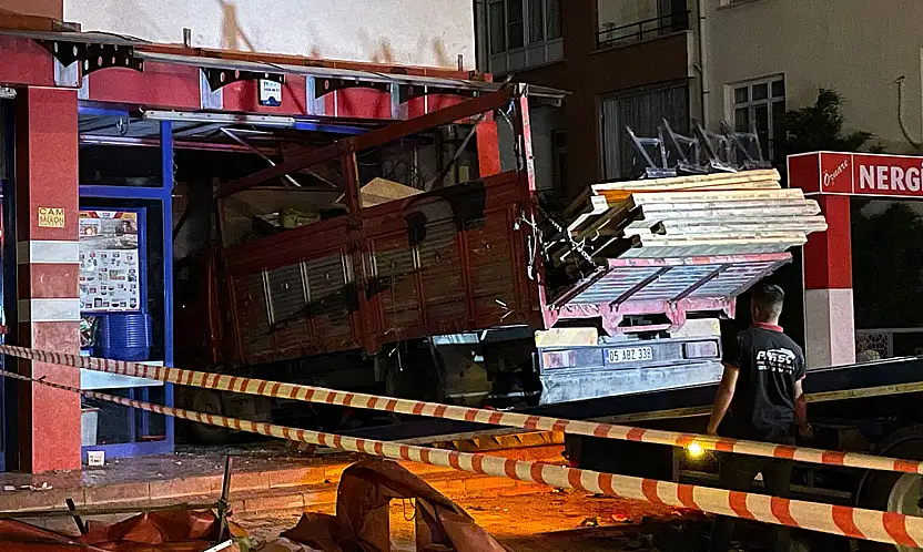 Konya'da karpuz yüklü kamyon markete daldı