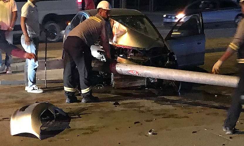 Konya'da kontrolden çıkan otomobil direğe çarptı