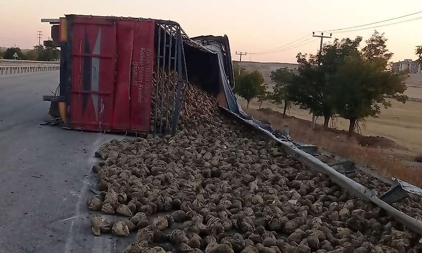 Konya'da korkutan kaza! Tır devrildi