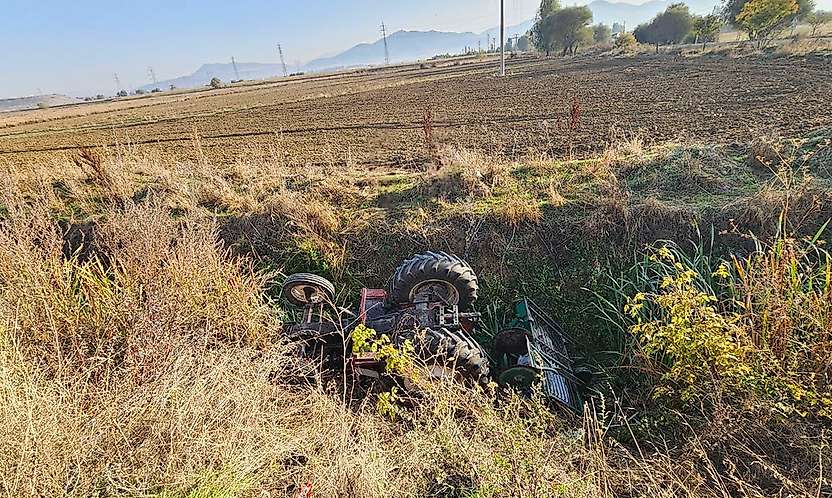 Konya'da korkutan kaza! Traktör yol kenarına devrildi