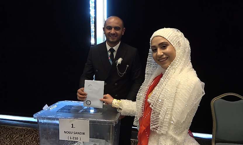 Konya'da MHP kongresine damga vuran an: Gelin ve damat salonda