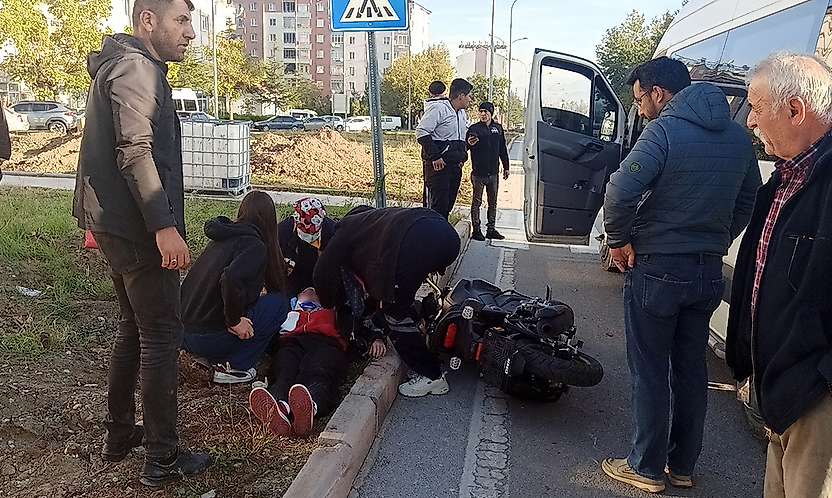Konya'da minibüsle çarpışan motosikletin sürücüsü yaralandı