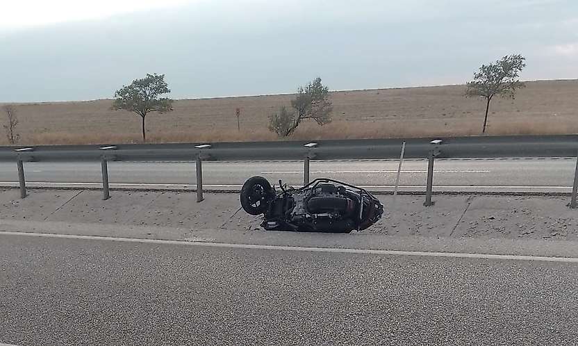 Konya'da motosiklet refüje devrildi