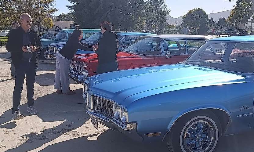 Konya'da nostalji rüzgarı: Klasik araçlar Beyşehir Gölü'nü turladı