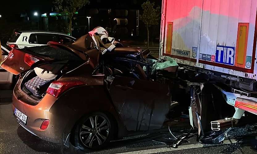 Konya'da otomobil tırın altına girdi!