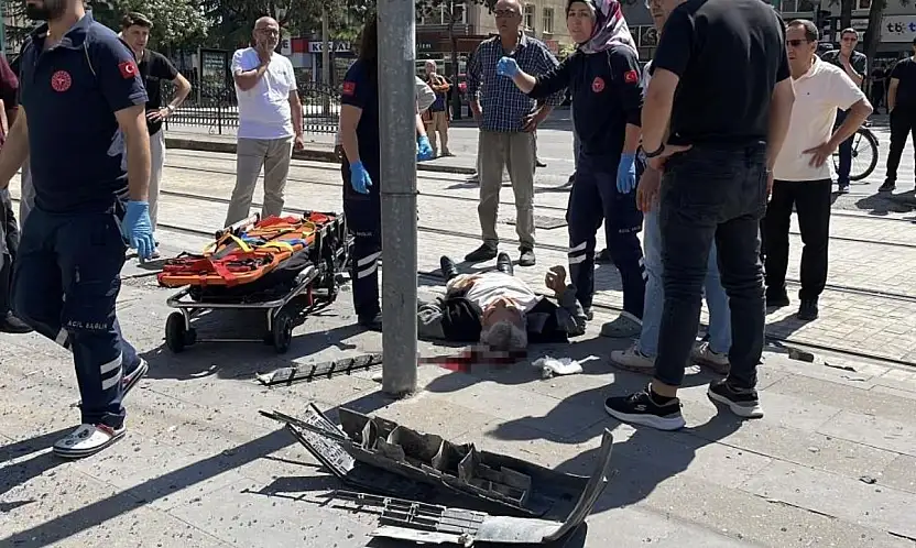 Konya'da otomobil yayaya çarpıp direğe saplandı