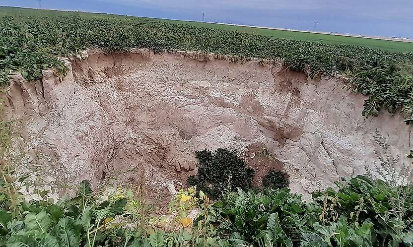 Konya'da pancar tarlası çöktü! 15 metre çapında obruk oluştu