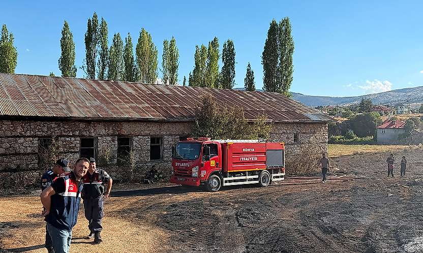 Konya'da panik anları! Saman yüklü kamyon alevler içind ekaldı