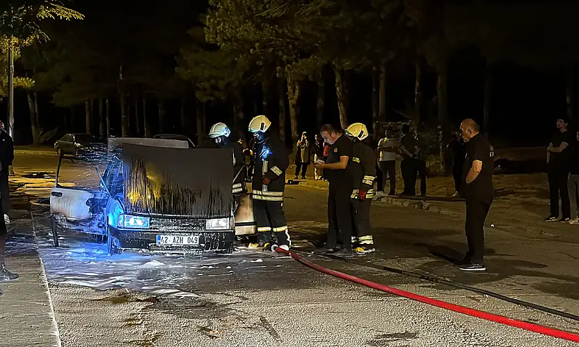 Konya'da park halindeki otomobil alev aldı