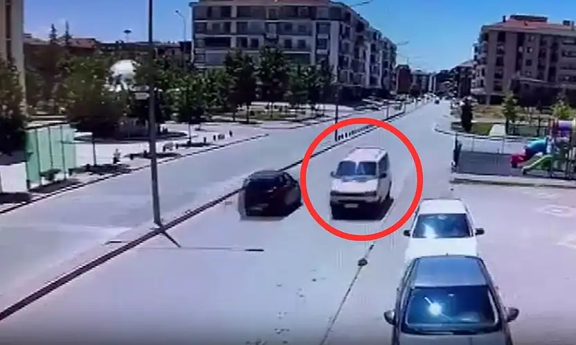 Konya'da pes dedirten görüntü! Minibüsle ters yönde ilerledi