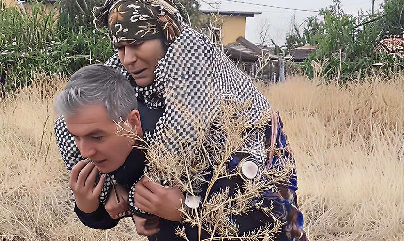 Konya'da polisten örnek davranış: Yaşlı kadını sırtında ambulansa taşıdı