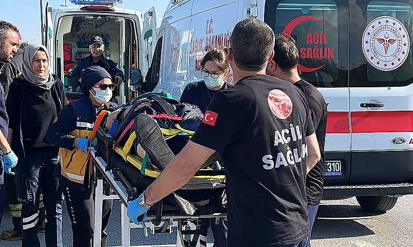 Konya'da refüje çarpan tofaş tanınmaz hale geldi