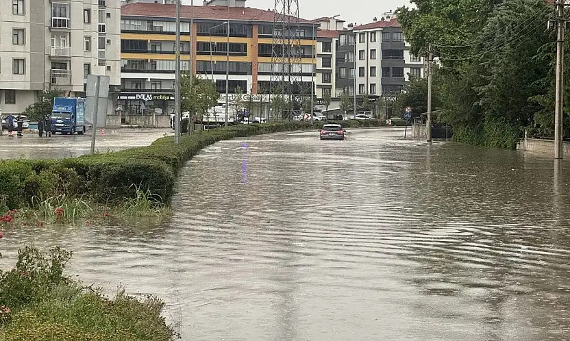 Konya'da sağanak yolları göle çevirdi