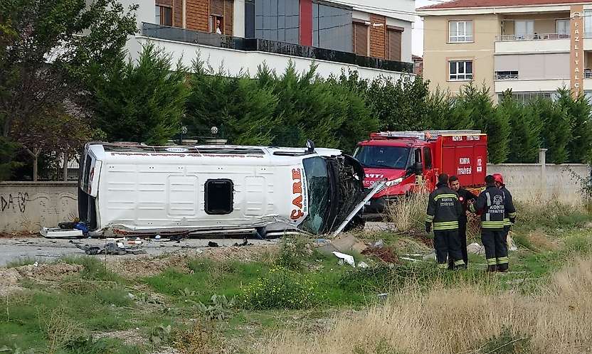 Konya'da servis ile otomobil kazasında yürekler ağza geldi