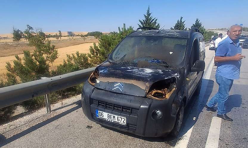 Konya'da seyir halindeki araç alev aldı!