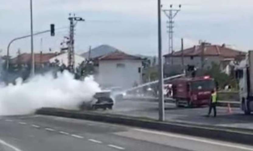 Konya'da seyir halindeki otomobil alevlere teslim oldu!