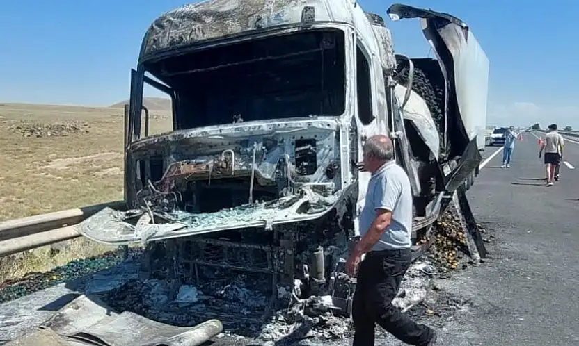 Konya'da seyir halindeki tır alevlere teslim oldu