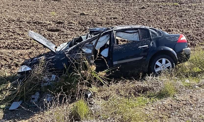 Konya'da taklalar atan otomobil tarlaya savruldu