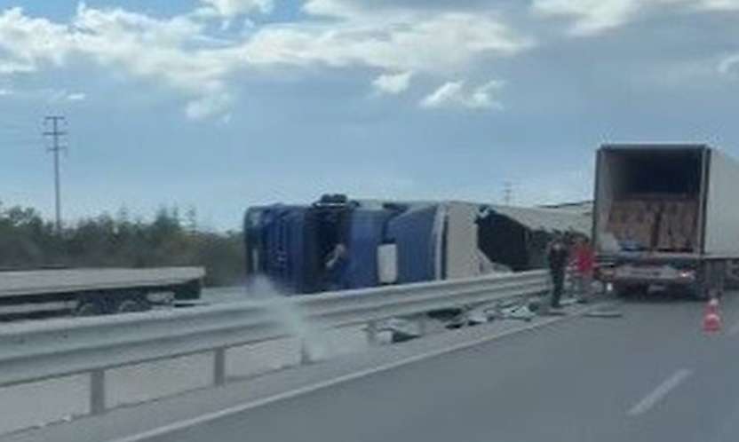 Konya'da tır refüje daldı! Tonlarca yük yola saçıldı