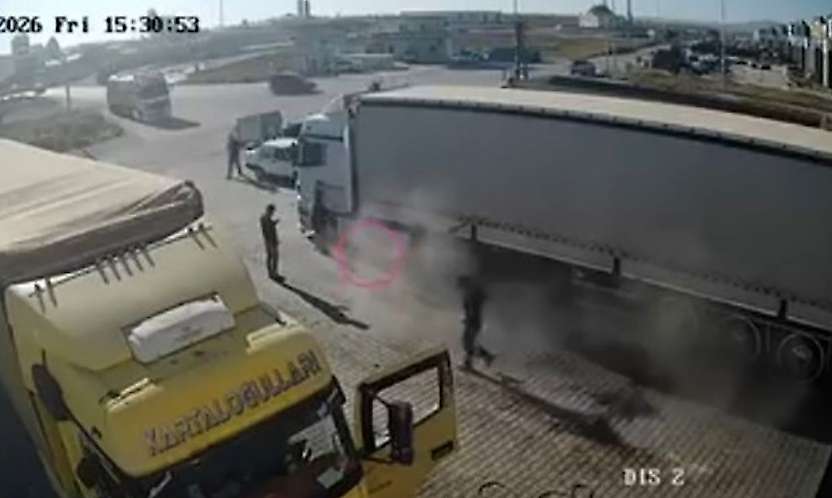 Konya'da tırın altında tamirat yaparken patlama yaşandı!
