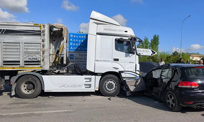 Konya'da tırla çarpışan otomobilin sürücüsü araçta sıkıştı