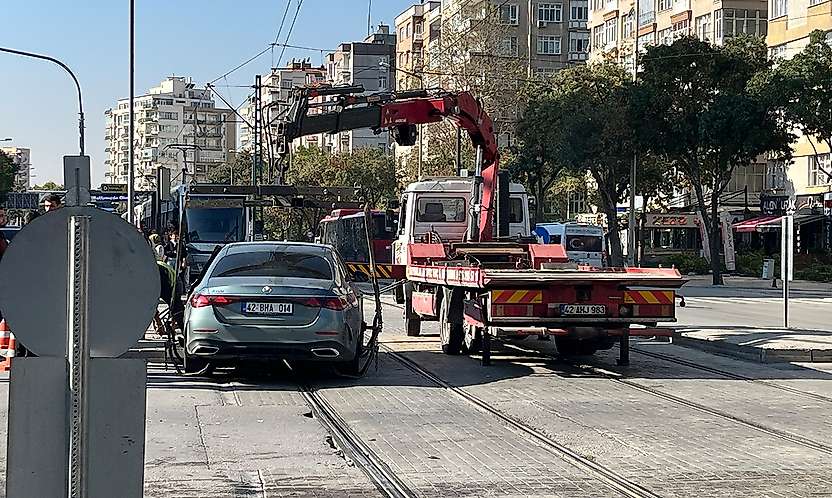 Konya'da tramvay seferini durduran kaza! Otomobil kendini kilitledi