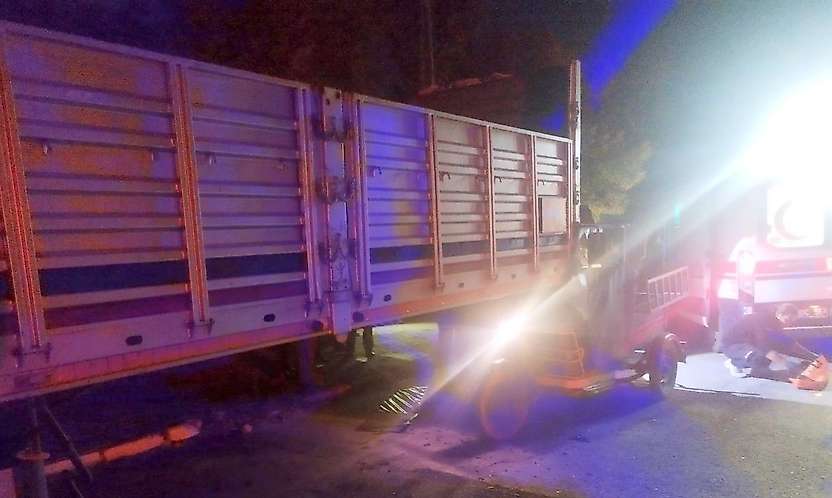 Konya'da üç tekerlekli motosiklet römorka çarptı