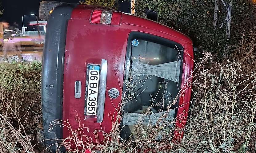 Konya'da yağış, kazayı beraberinde getirdi! Araç şarampole devrildi