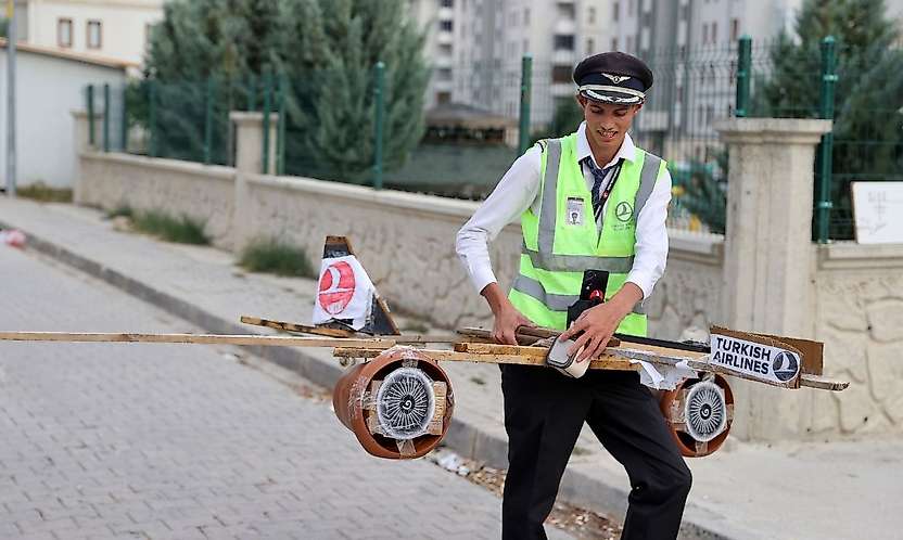 Konya'da yaptığı ahşap uçak onu kokpite taşıdı