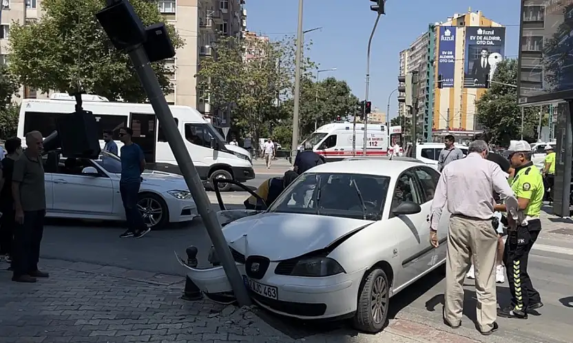 Konya'da yürekler ağza geldi! Otomobil ile kamyonet çarpıştı