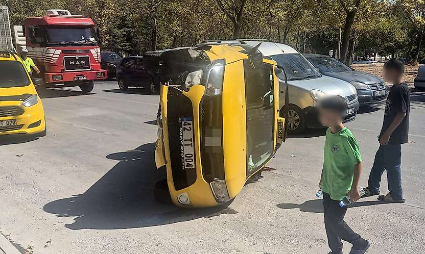 Konya'da yürekler ağza geldi! Ticari taksi devrildi