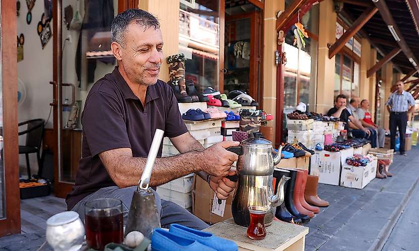 Konya'da zili duyan esnaf çay molasında buluşuyor