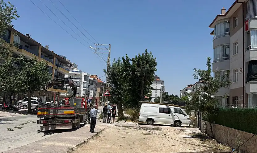 Konya'daki akılalmaz kaza: Vincin kopardığı direk minibüsün üstüne düştü