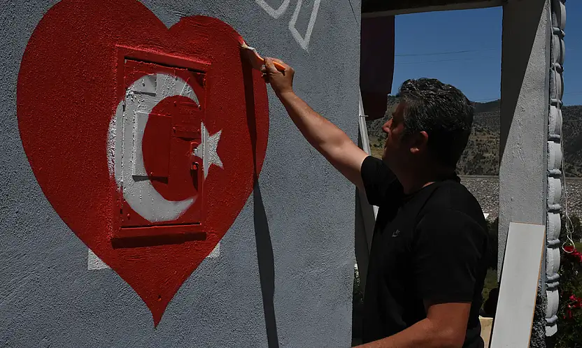 Konya'daki muhtarın ay yıldız sevdası! Her eve çiziyor