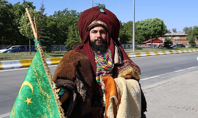 Konya'dan Ahlat'a cumhurbaşkanı için gitti: Kıyafeti ilgi odağı oldu