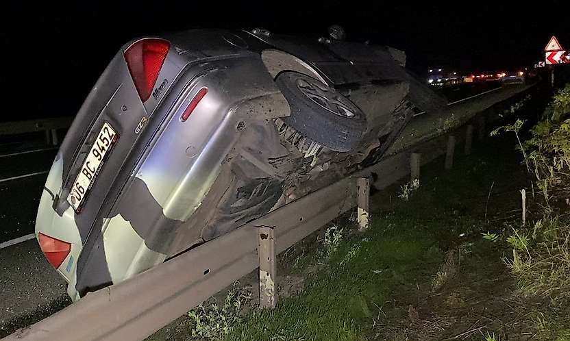 Konya istikametinde korkutan kaza! Otomobil bariyerin üzerinde yan durdu