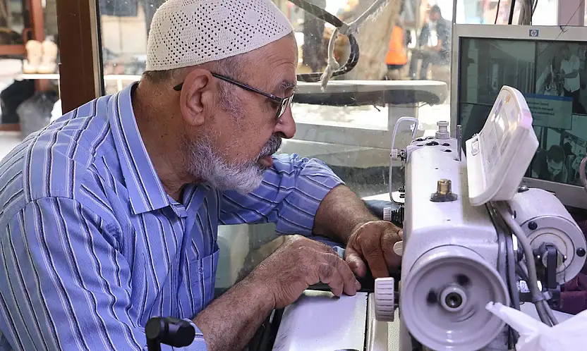 Konya'nın 53 yıllık elbise doktoru baba mesleğini devam ettiriyor