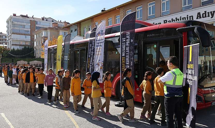 Konya'nın Nezaket Otobüsü öğrencilerin ilgi odağı oldu