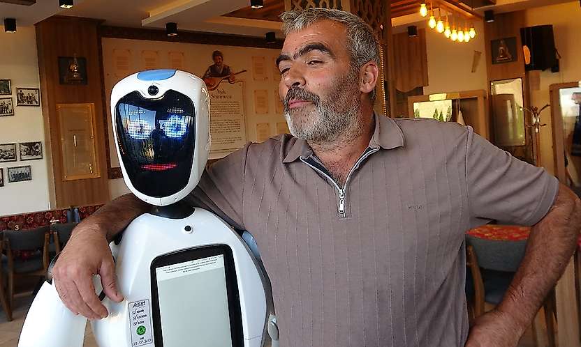 Konya'nın ürettiği insansı robot Erzurum'da dikkatleri üzerine çekti
