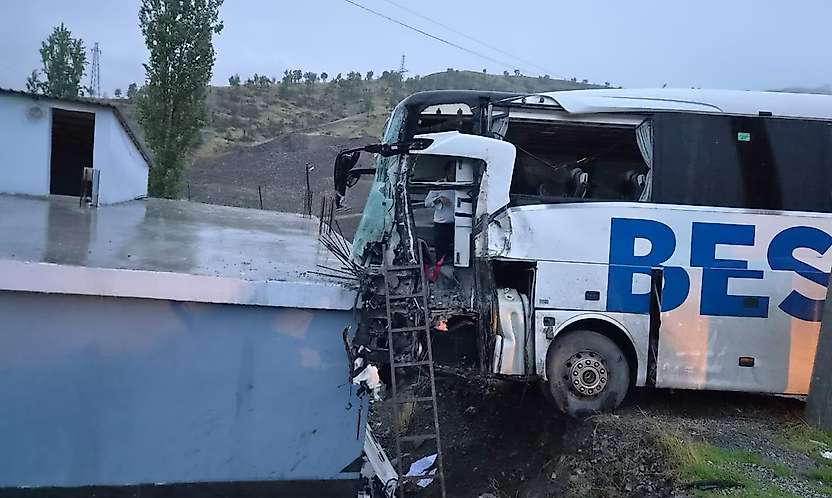 Konya plakalı tır, yolcu otobüsüyle çarpıştı: 1 ölü, 14 yaralı