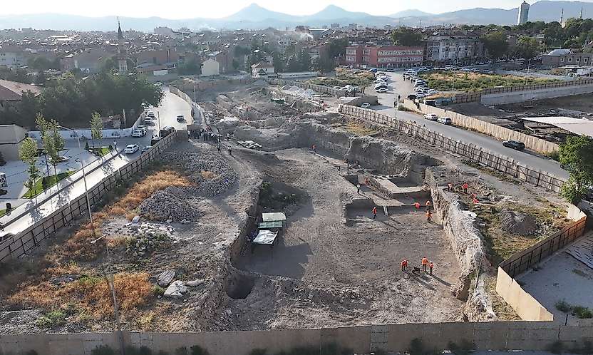 Konya protokolü Larende Kapısı kazı çalışmalarını yerinde inceledi