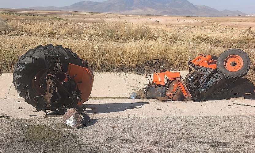 Konya yolunda feci kaza! Kamyonetle traktör çarpıştı