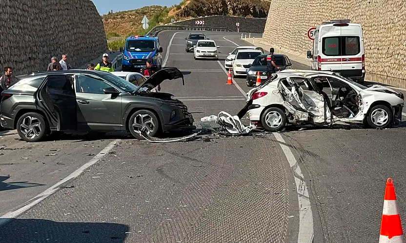 Konya yolunda feci kaza! Karşı şeride geçip 3 araca çarptı
